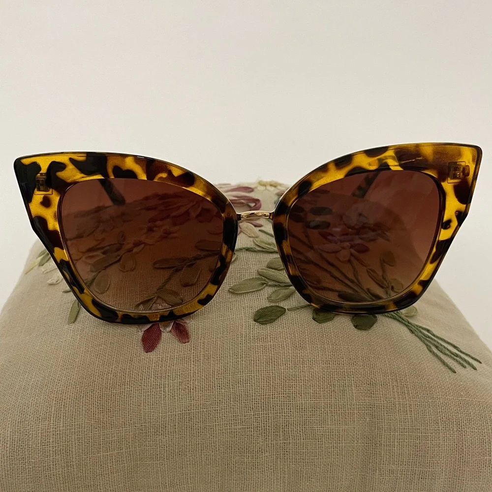 ANN TAYLOR Womens Tortoise and Gold Large Cat Sunglasses